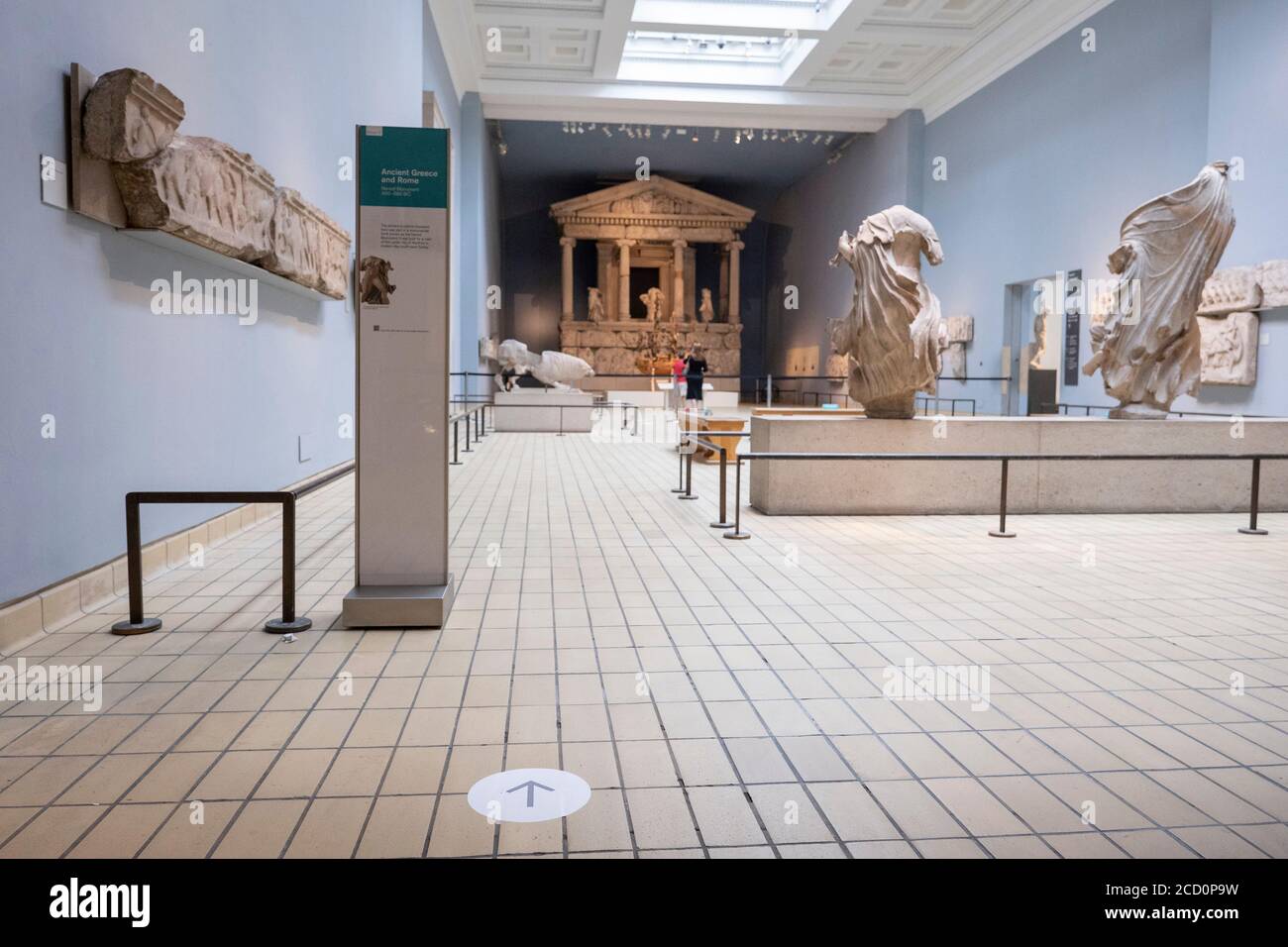 London, England. August 2020. Das British Museum. Das British Museum wird seine Türen für die Öffentlichkeit im Einklang mit den Richtlinien der Regierung und mit neuen Sicherheitsmaßnahmen wieder öffnen. Nach fünf Monaten Schließung aufgrund der Coronavirus-Pandemie wird das British Museum am 27. August 2020 seine Pforten wieder für die Öffentlichkeit öffnen. Eine neue Einbahnstraße rund um die Galerien im Erdgeschoss ermöglicht den Besuchern den Zugang zu über 9000 Objekten. Weitere Galerien werden später im September wieder eröffnet. (Foto von Sam Mellish / Alamy Live News) Stockfoto