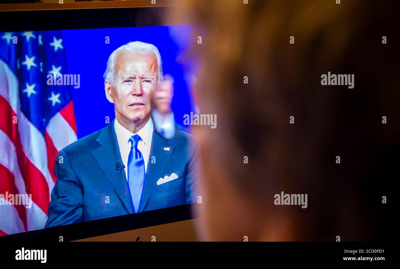 Ein Wähler beobachtet Senator und demokratischer Präsidentschaftskandidat Joe Biden geben seine Dankesrede auf der virtuellen Demokratischen Nationalversammlung am Donnerstag, 20. August 2020. (© Richard B. Levine) Stockfoto