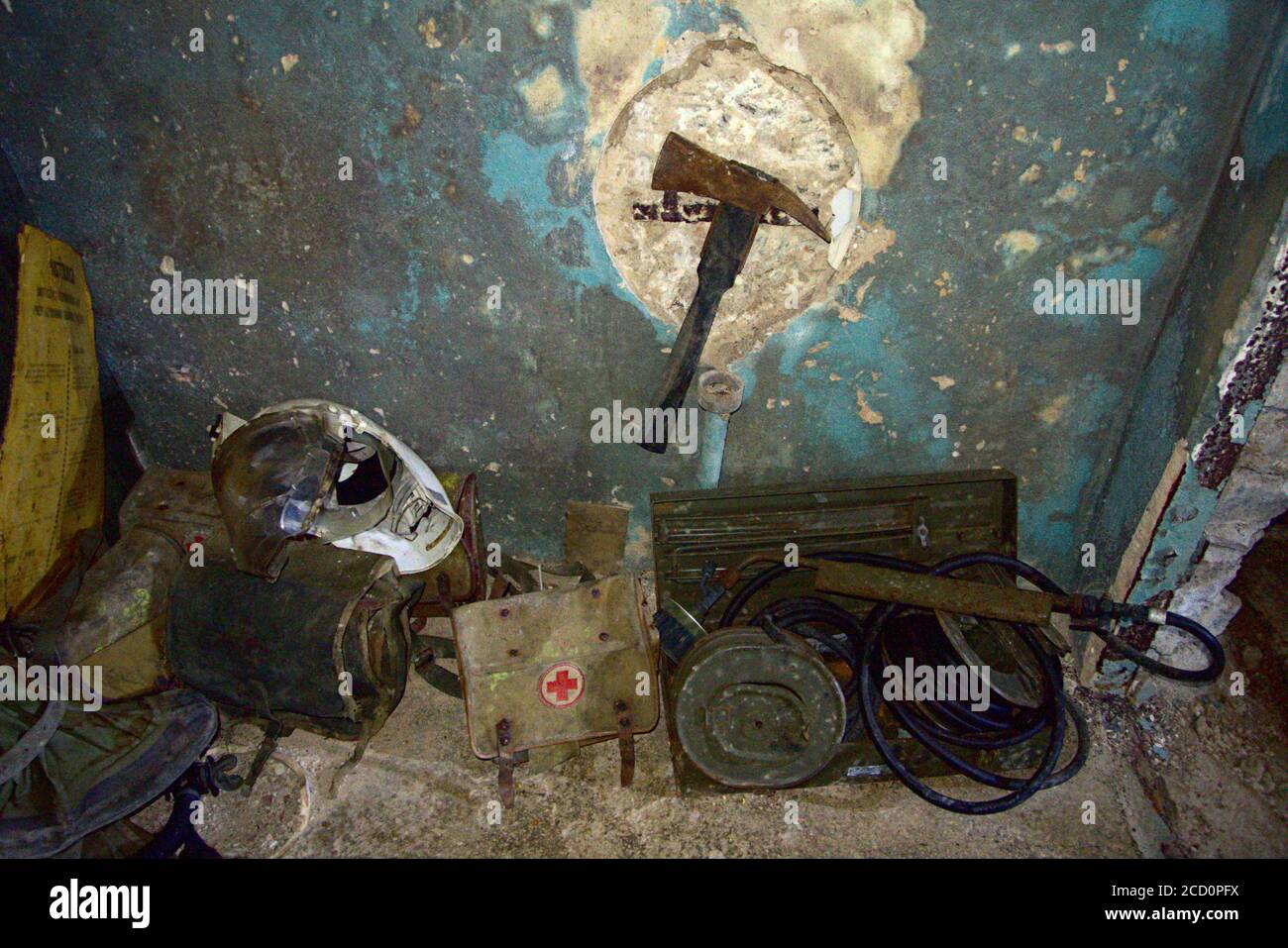 Eine Reihe von einem alten Bergleute Ausrüstung in einem verlassenen Uranmine Stockfoto