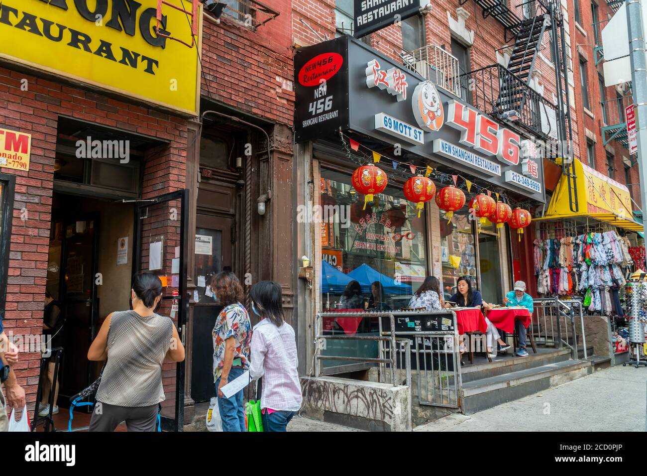 Aktivitäten in Chinatown in New York, einschließlich Abendessen im Freien am Samstag, 15. August 2020. Wegen des Rückgangs des Tourismus aufgrund der Pandemie leiden die Unternehmen in Chinatown. (© Richard B. Levine) Stockfoto