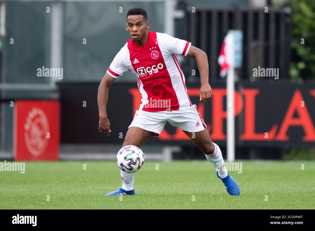AMSTERDAM , 25-08-2020 , Sportpark de Toekomst , Fußball, freundliches Testspiel, Saison 2020-2021 , Ajax - Holstein Kiel , Ajax-Spieler Jurien Timber Stockfoto