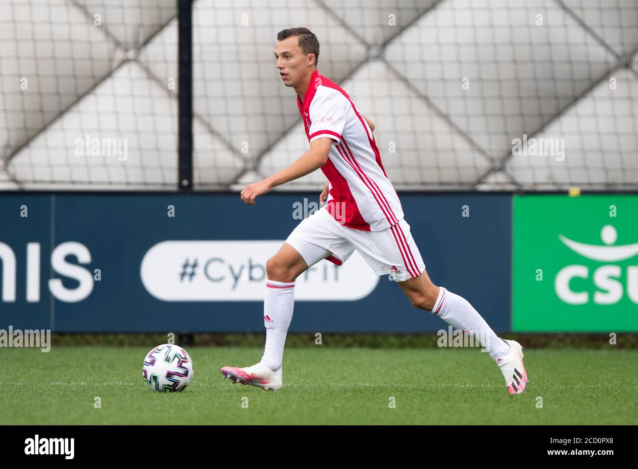 AMSTERDAM , 25-08-2020 , Sportpark de Toekomst , Fußball, freundliches Testspiel, Saison 2020-2021 , Ajax - Holstein Kiel , Ajax-Spieler Youri Regeer Stockfoto