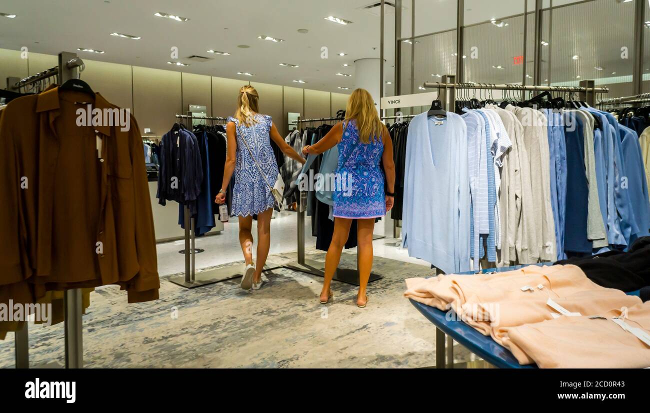 Shopper stöbern stark ermäßigten Waren, bis zu 70% Rabatt, in der Schließung Neiman Marcus Store in Hudson Yards in New York am Freitag, 21. August 2020. In Konkurs, Neiman Marcus räumt ihren Standort in Hudson Yards, wo es der Ankermieter ist. (© Richard B. Levine) Stockfoto