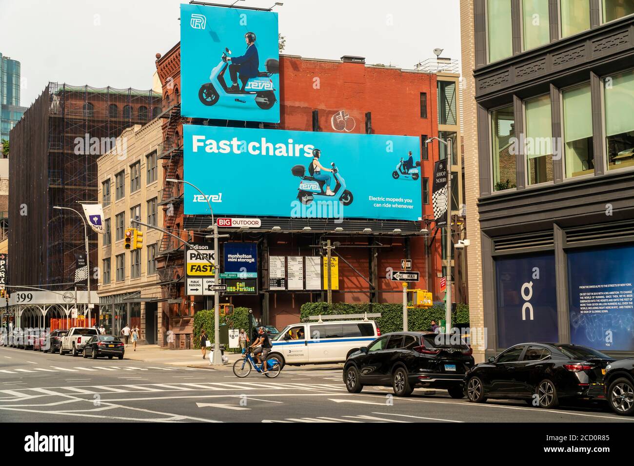 Werbung für den Revel Ride-Sharing-Roller-Service in Noho in New York am Samstag, 15. August 2020. Nach mehreren Todesfällen Revel hat vorübergehend seine Operationen in New York eingestellt, bis sie Fahrer Sicherheit und Rechenschaftspflicht Protokolle zu stärken. (© Richard B. Levine) Stockfoto