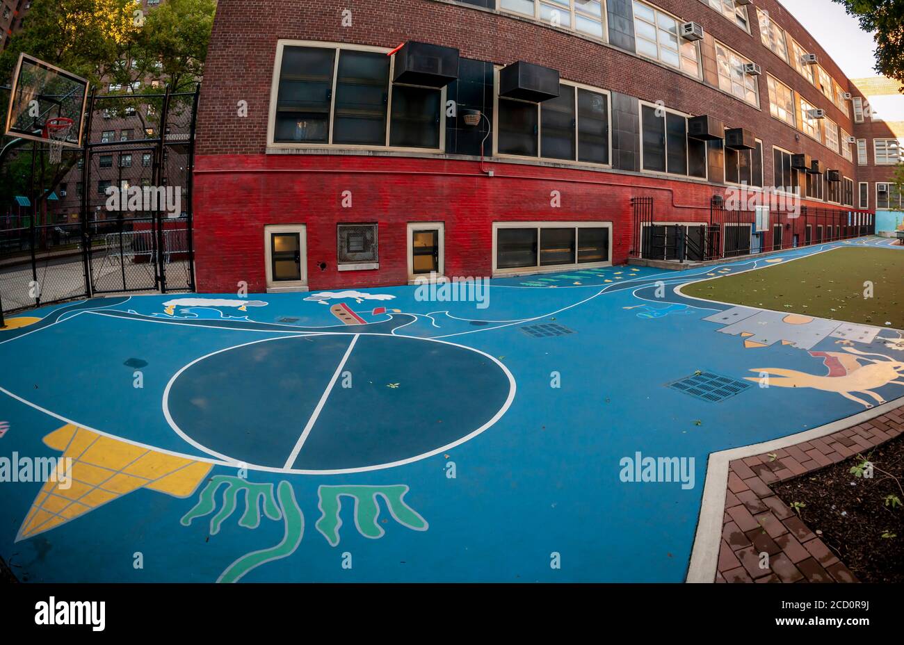 Der geschlossene Spielplatz von PS33 im Chelsea-Viertel von New York am Mittwoch, 19. August 2020. Die UFT und eine Reihe von Schuldirektoren fordern, dass New York die Schulen nicht nach dem bestehenden Plan des Bürgermeisters und des Schulkanzlers wiedereröffnet. Die Lehrergewerkschaft hat mit einem Streik gedroht, wenn die von ihnen vorgeschlagenen Sicherheitskriterien nicht angenommen werden. (© Richard B. Levine) Stockfoto