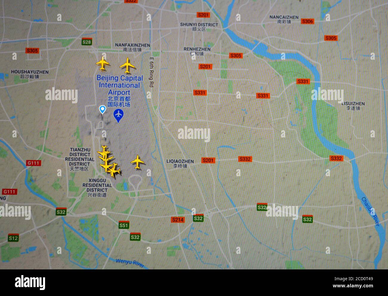 Flugverkehr auf dem Flughafen Peking-Hauptstadt (25. august 2020, UTC 09.19), im Internet mit Flightradar 24 Website, während der Coronavirus Pandemie Periode Stockfoto