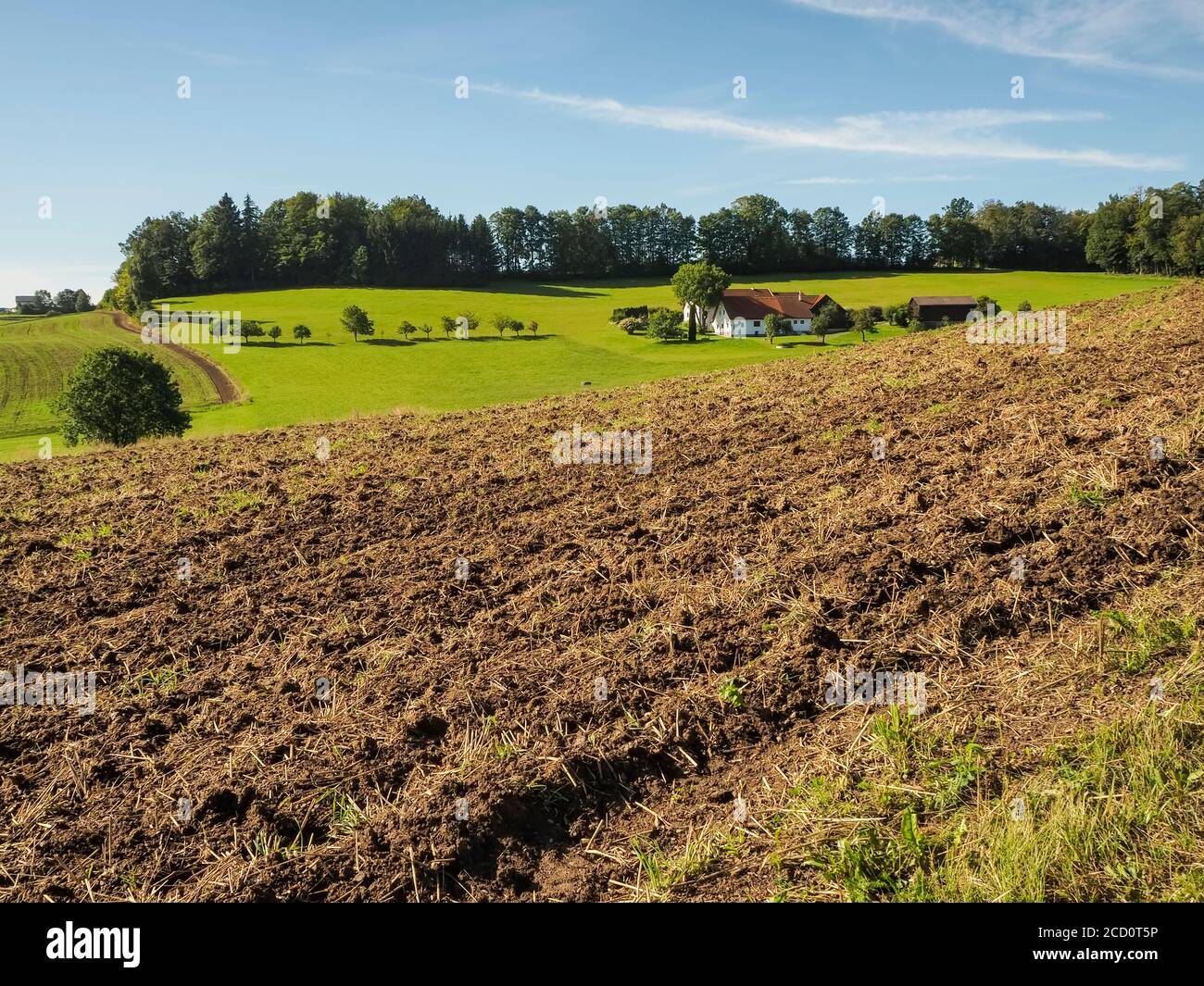 Blick auf Zwettltal mit frisch gepflügten Land; Zwettl, Waldviertel, Niederösterreich, Österreich Stockfoto