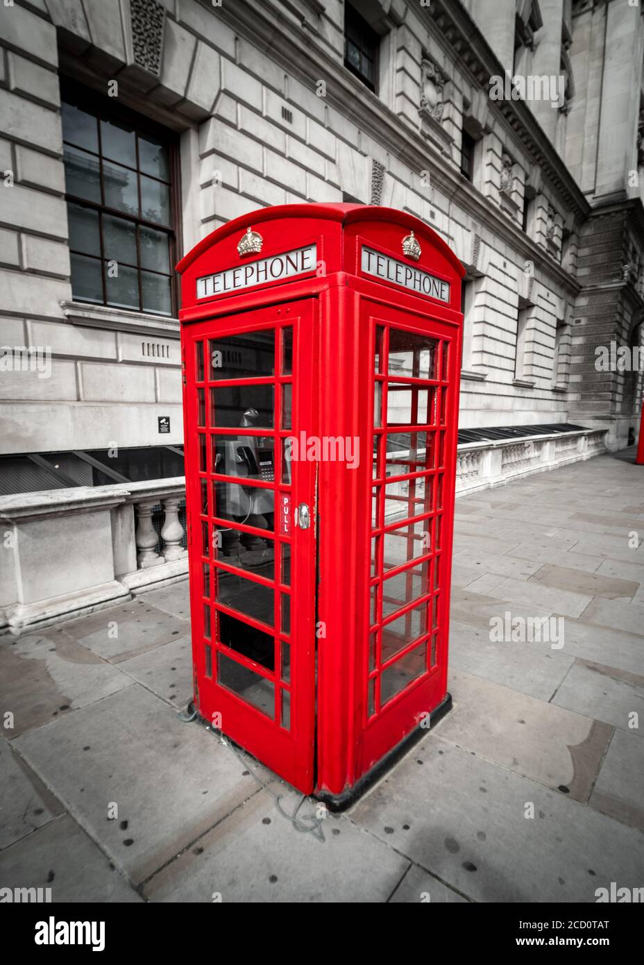 Eine rote Londoner Telefonzelle vor dem Regierungsgebäude in Whitehall, London Stockfoto