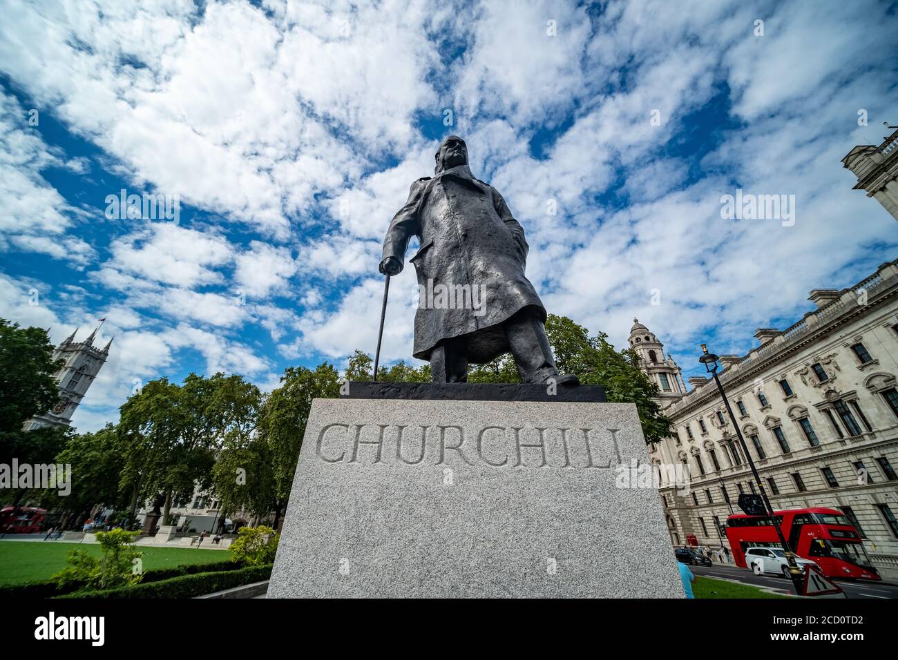 London - Winston Churchill Statue - prominenter britischer Premierminister des 2. Weltkrieges - auf dem Parlament Platz in Westminster Stockfoto