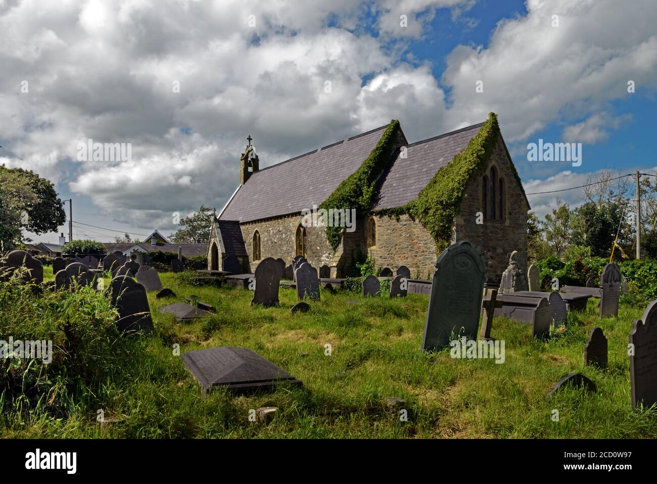 St. Deiniol's Church, Llanddaniel Fab, Anglesey, ist eine Pfarrkirche aus dem 19. Jahrhundert, die aber nicht mehr zum Gottesdienst genutzt wird. Es ist ein denkmalgeschütztes Gebäude. Stockfoto