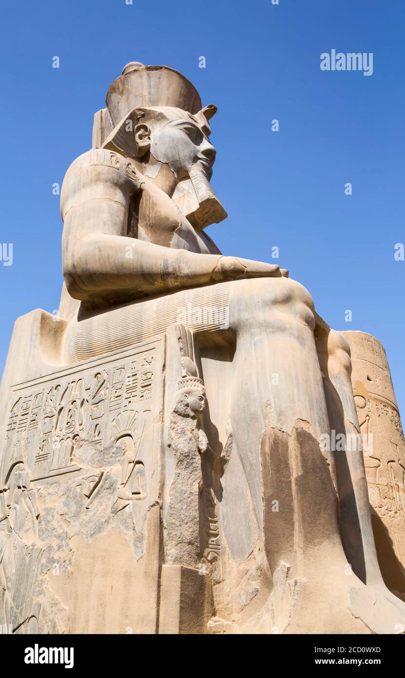 Koloss von Ramses II, Gericht von Ramses II, Luxor-Tempel, UNESCO-Weltkulturerbe; Luxor, Ägypten Stockfoto