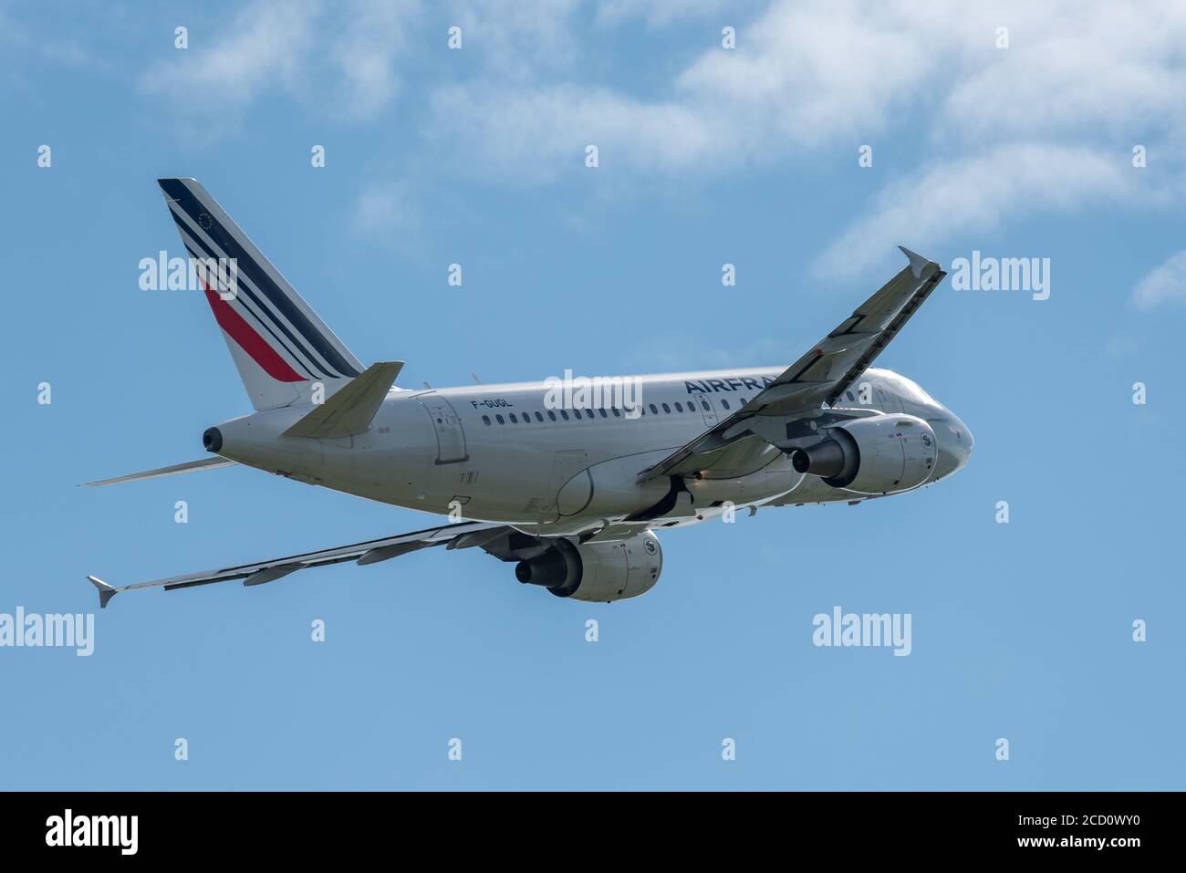 MANCHESTER UK, AUGUST 24 2020: Air France Airbus A318-111 Flug AF1069 nach Paris, Frankreich, wird nach dem Start von der Startbahn 23R dokumentiert. Stockfoto