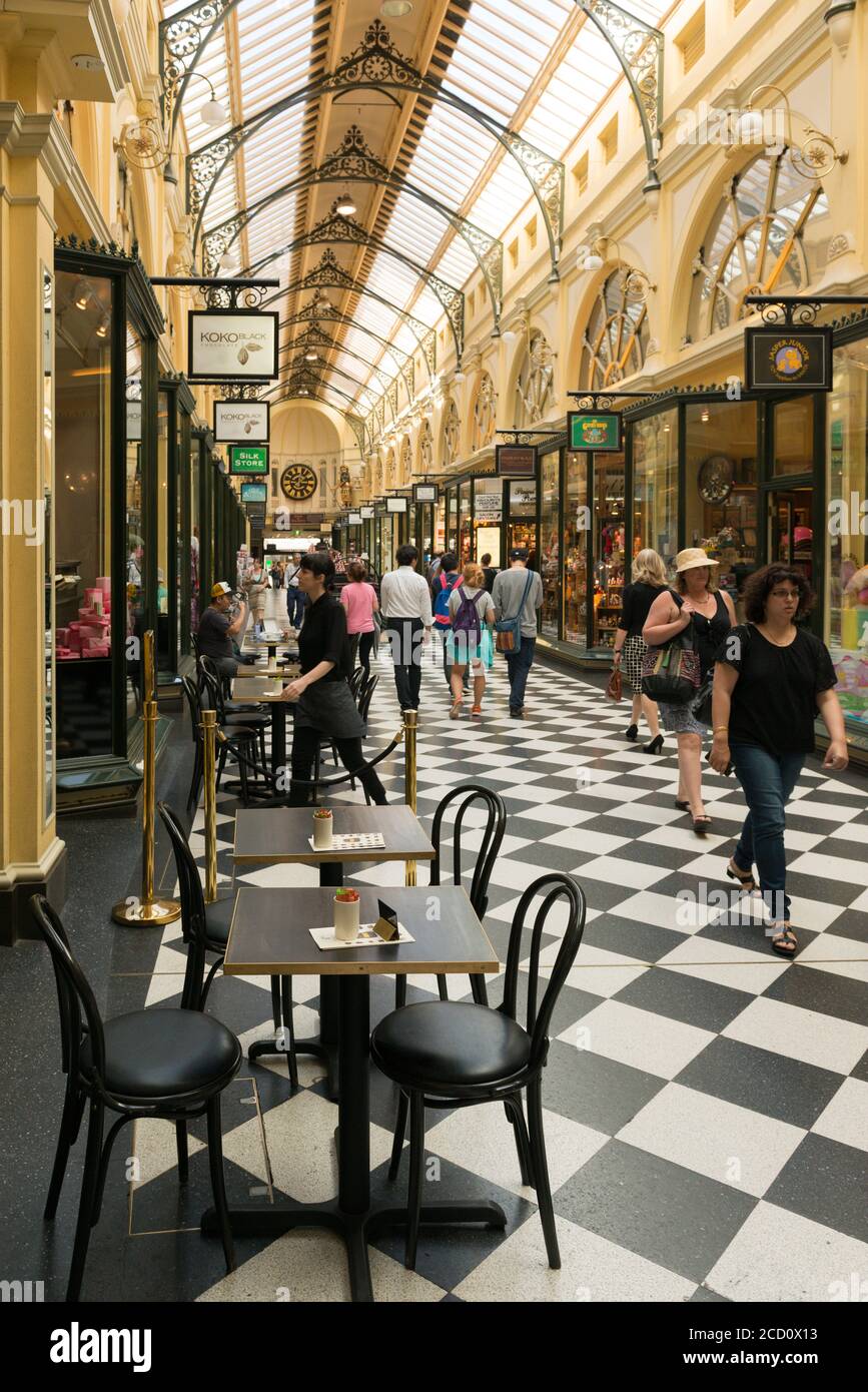 Shopper schlendern durch die Royal Arcade in Melbourne, Australien Stockfoto