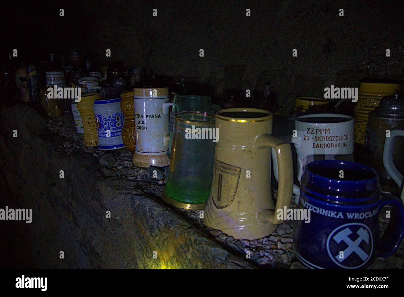 Eine Reihe von verlassenen Tassen von Bergleuten in einem links Verlassene Uranmine Stockfoto
