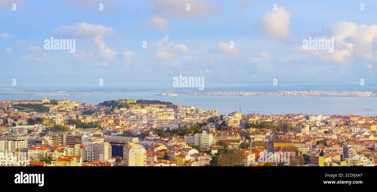 Panorama-Luftaufnahme von Lissabon bei Sonnenuntergang mit Lissabonner Burg auf einem Hügel. Portugal Stockfoto