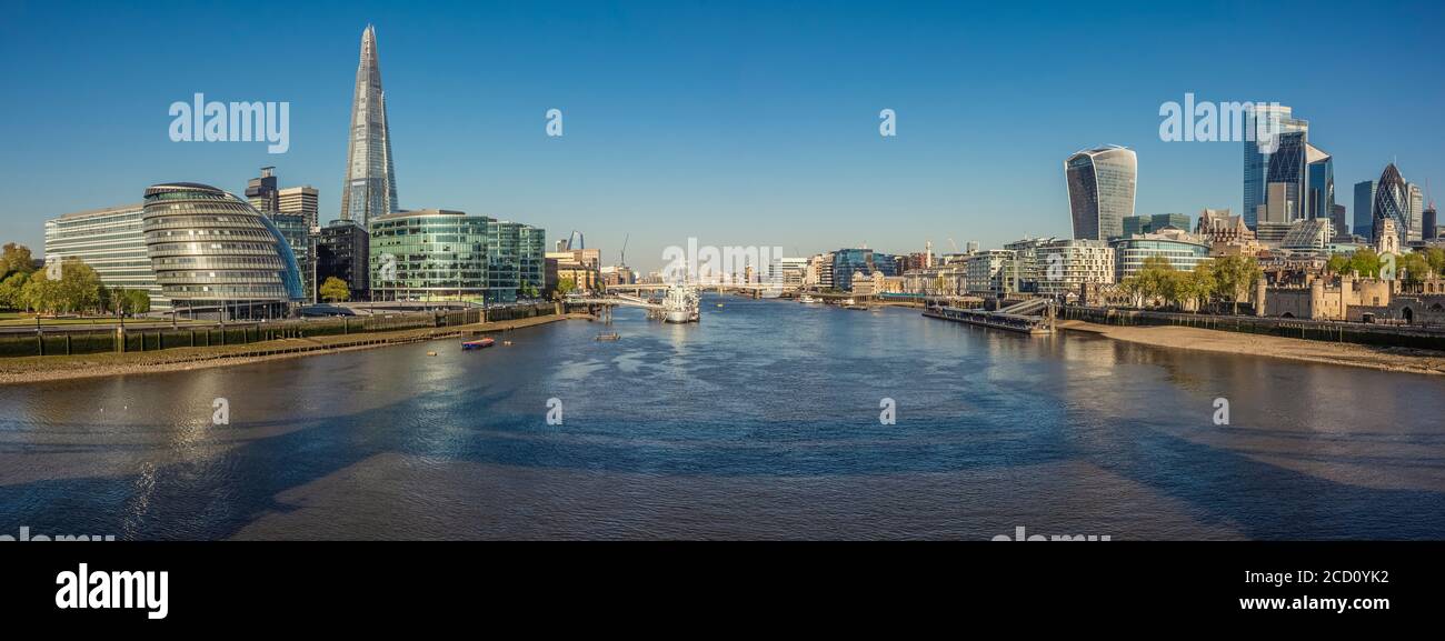 Verlassene Themse und Panoramablick auf London auf dem Höhepunkt der Covid-19 Pandemie; London, England, Großbritannien Stockfoto