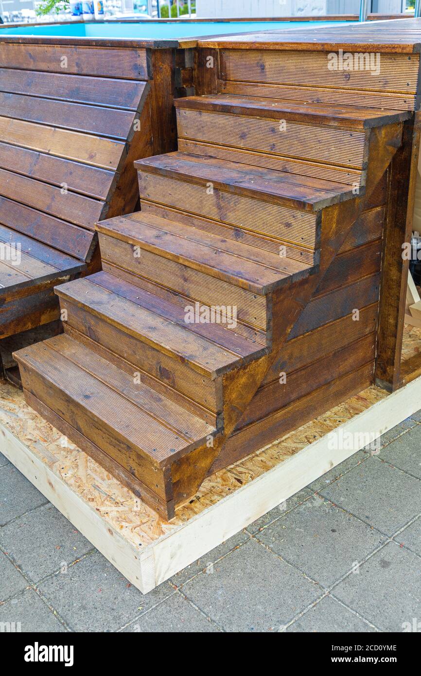 Holztreppe zum erhöhten Pool Deck Stockfoto