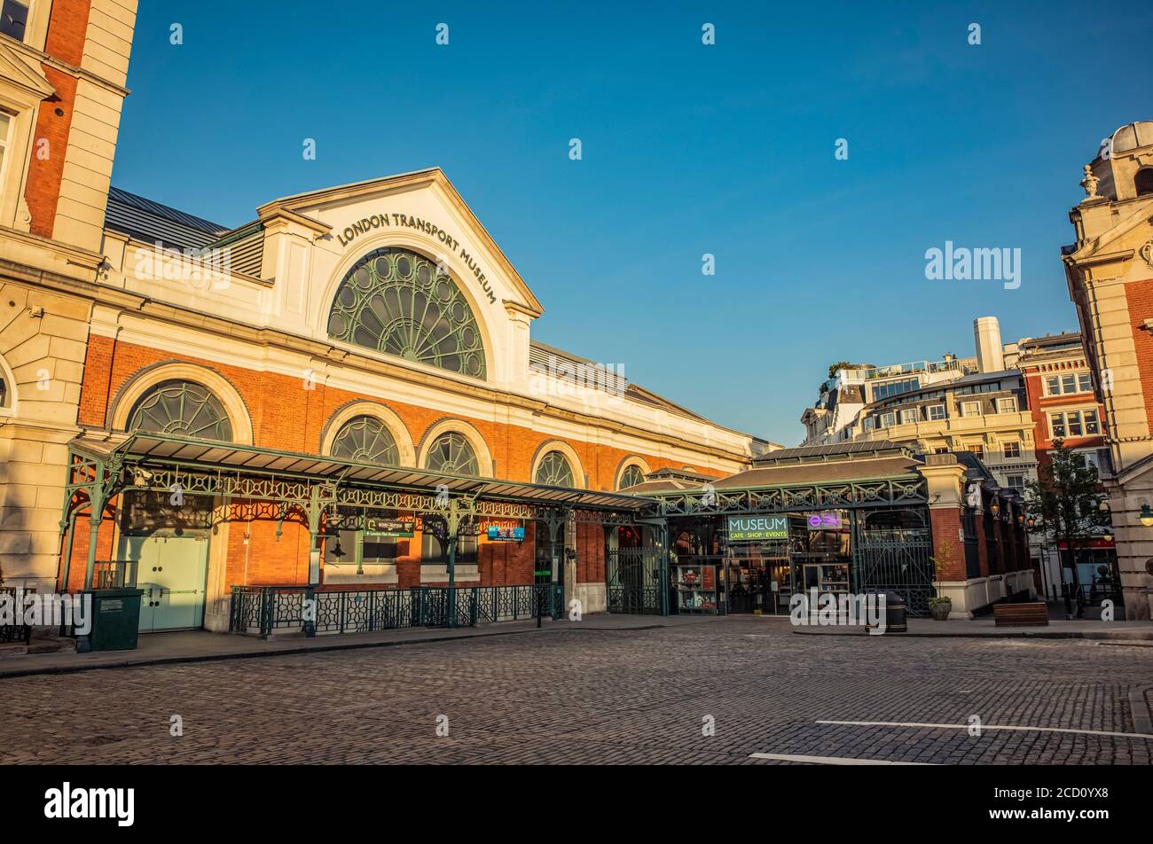 Covent Garden zur abendlichen Hauptverkehrszeit während der nationalen Sperre, Covid-19 World Pandemic; London, England Stockfoto