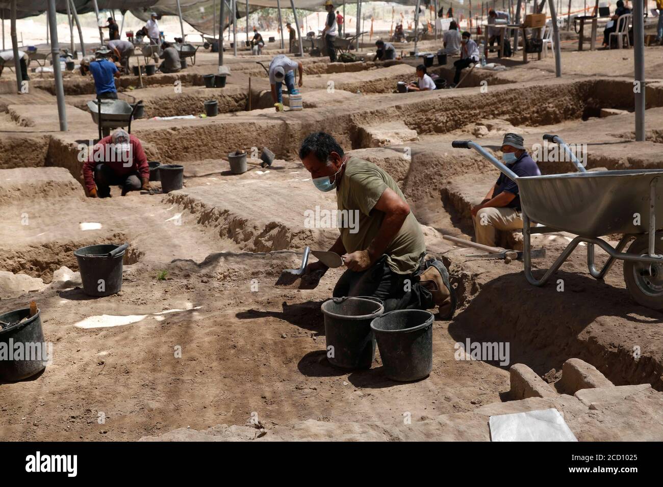 Yavne. August 2020. Arbeiter arbeiten am 25. August 2020 an einer archäologischen Stätte in der zentralisraelischen Stadt Yavne. Eine seltene Fundgrube von 425 reinen Goldmünzen aus rund 1,100 Jahren wurde in Zentralisraelisch entdeckt, sagte die Israel Antiquities Authority (IAA) am Montag. Kredit: Gil Cohen Magen/Xinhua/Alamy Live Nachrichten Stockfoto