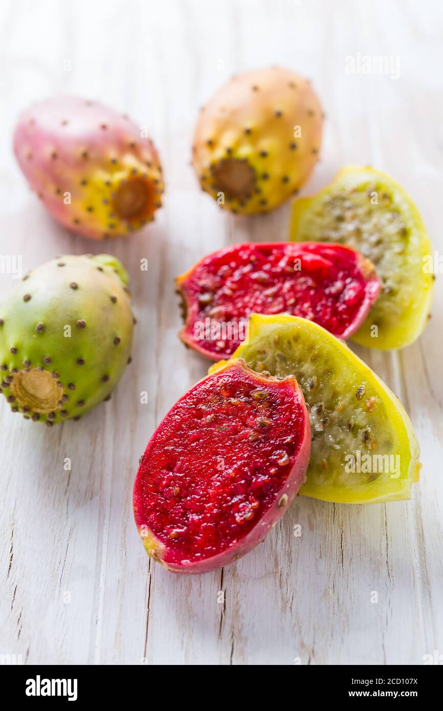 Kaktusbirne (Opuntia ficus-indica) auf Holzhintergrund. Stockfoto