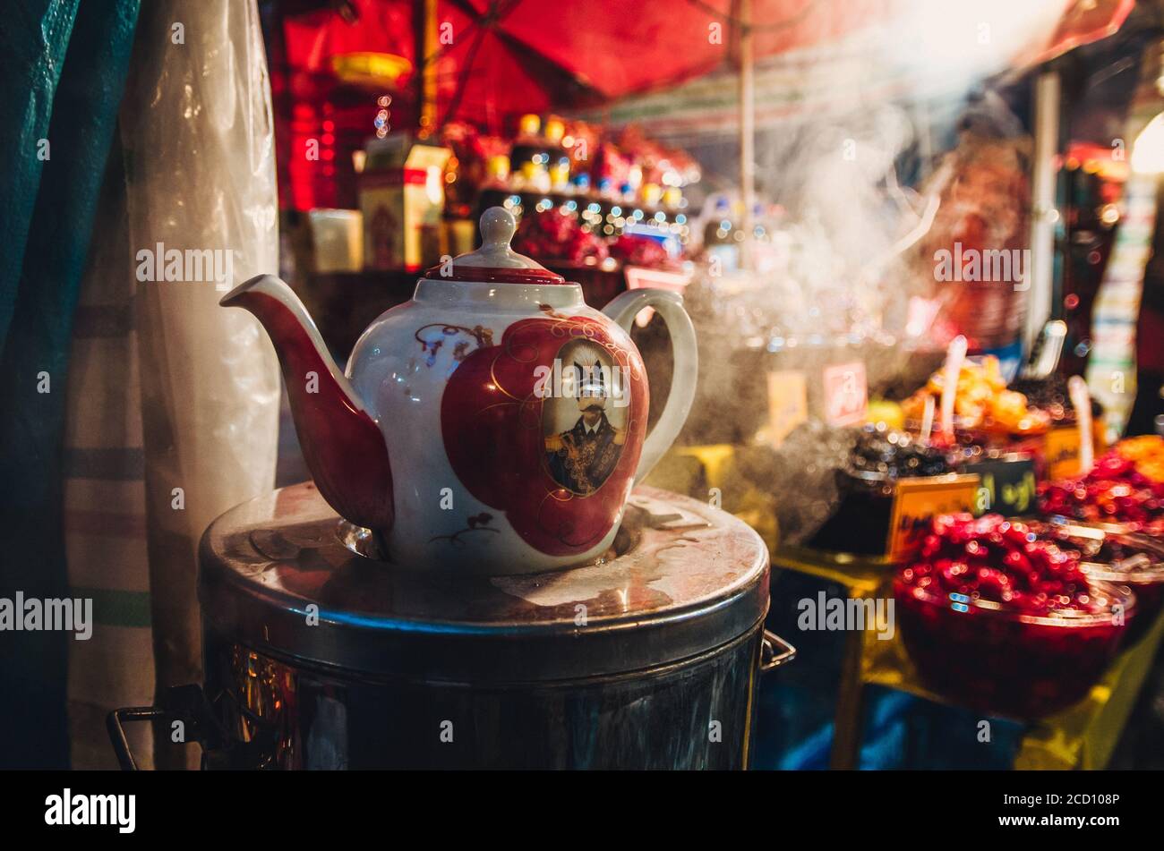 Traditioneller iranischer Kaffee und Teekanne, die Kaffee brauen mit viel Dampf Stockfoto