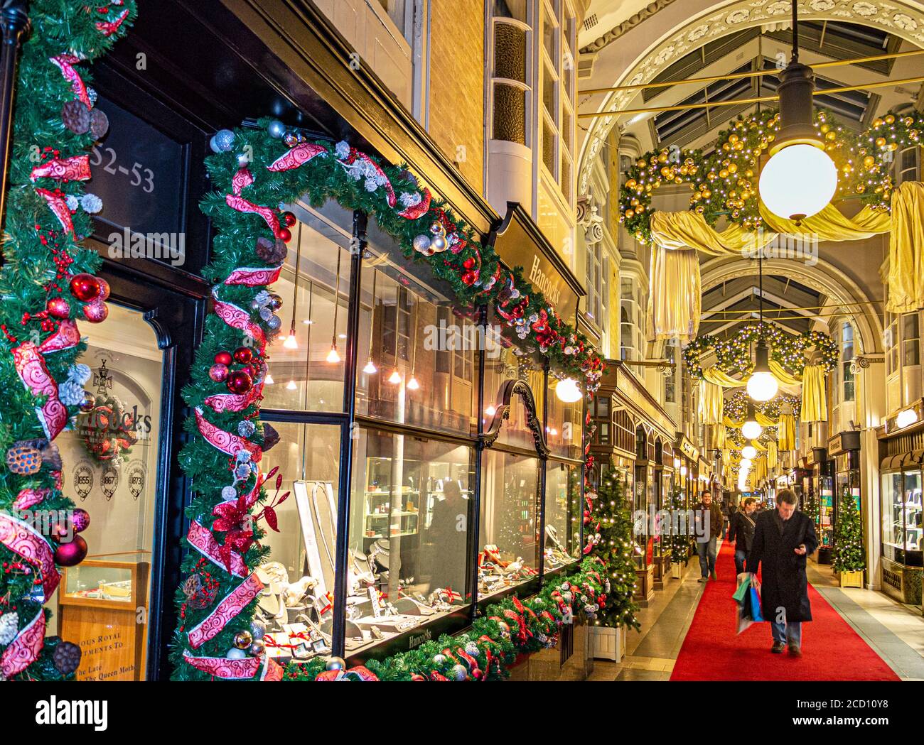 BURLINGTON ARCADE INTERIEUR WEIHNACHTEN SHOPPING SHOPPER INTERIEUR bezauberndes viktorianisches Burlington Arcade in Piccadilly mit traditionellen Weihnachtsschmuck und Shopper London VEREINIGTES KÖNIGREICH Stockfoto