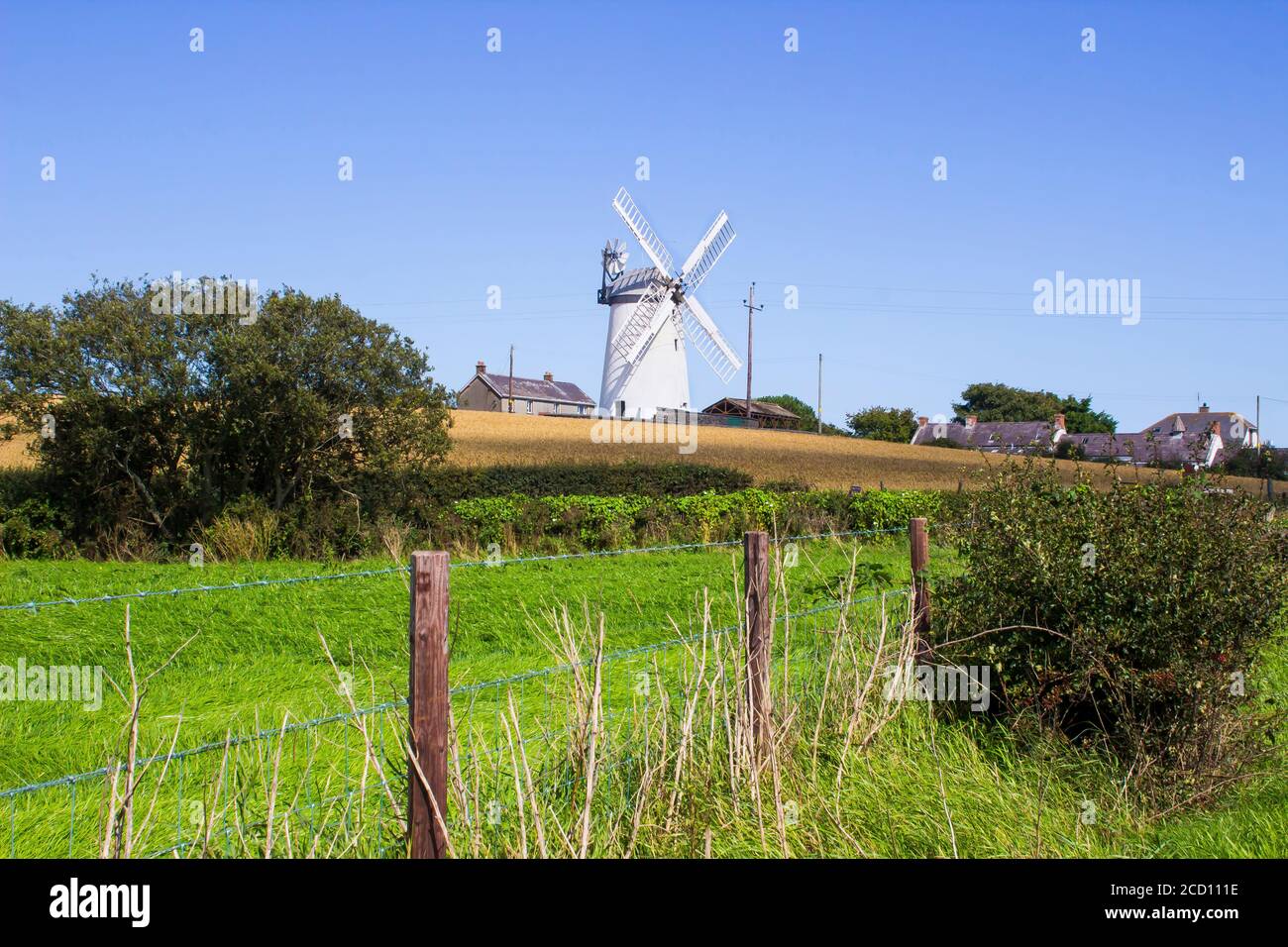 Die traditionelle Ballycopeland Windmühle an einem hellen Sommertag. Dieser historische Steinturm ist ein lokales Wahrzeichen außerhalb von Millisle County Down No Stockfoto