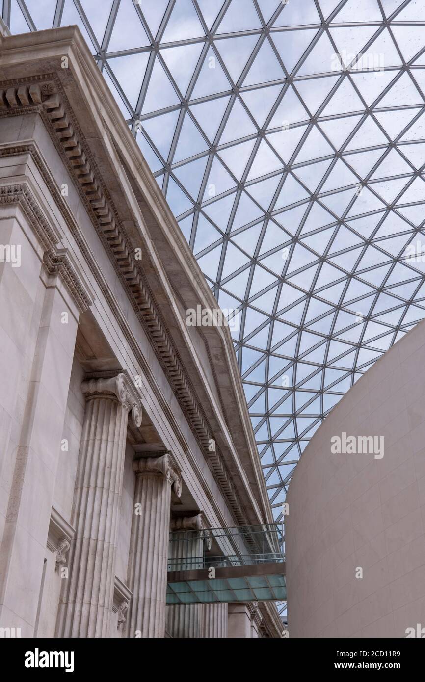 London, England. August 2020. Das British Museum. Das British Museum wird seine Türen für die Öffentlichkeit im Einklang mit den Richtlinien der Regierung und mit neuen Sicherheitsmaßnahmen wieder öffnen. Nach fünf Monaten Schließung aufgrund der Coronavirus-Pandemie wird das British Museum am 27. August 2020 seine Pforten wieder für die Öffentlichkeit öffnen. Eine neue Einbahnstraße rund um die Galerien im Erdgeschoss ermöglicht den Besuchern den Zugang zu über 9000 Objekten. Weitere Galerien werden später im September wieder eröffnet. (Foto von Sam Mellish / Alamy Live News) Stockfoto