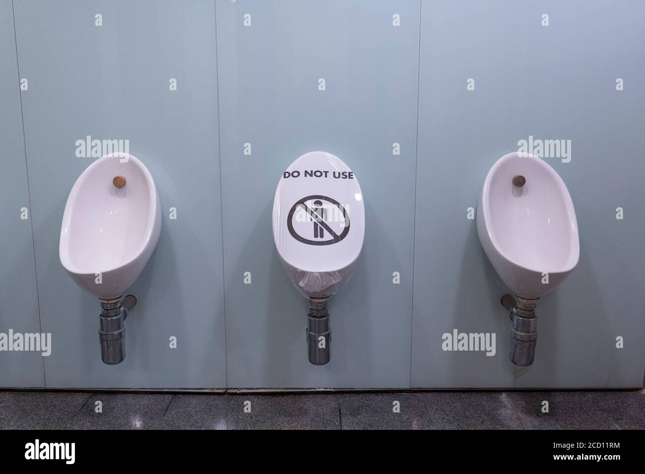 London, England. August 2020. Ein "nicht benutzen"-Schild an den Herrentoiletten im British Museum. Das British Museum wird seine Türen für die Öffentlichkeit im Einklang mit den Richtlinien der Regierung und mit neuen Sicherheitsmaßnahmen wieder öffnen. Nach fünf Monaten Schließung aufgrund der Coronavirus-Pandemie wird das British Museum am 27. August 2020 seine Pforten wieder für die Öffentlichkeit öffnen. (Foto von Sam Mellish / Alamy Live News) Stockfoto