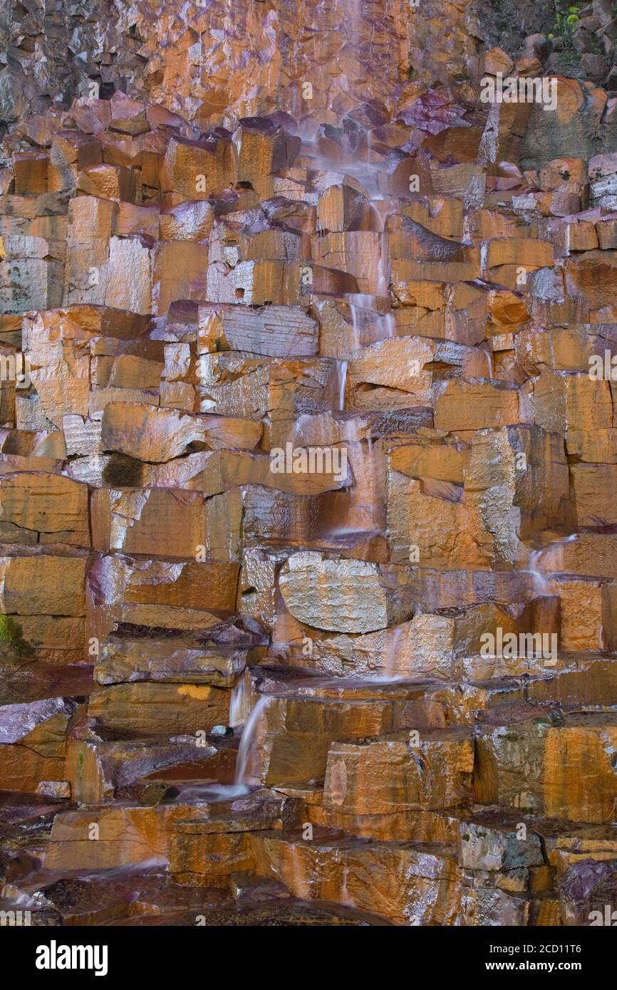Basaltsäulen, vulkanische Felsformationen in Studlagil / Stuðlagil Canyon, Jökuldalur / Glacier Valley, Austurland, Island Stockfoto