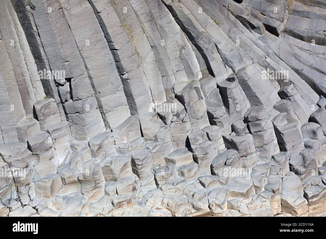 Basaltsäulen, vulkanische Felsformationen in Studlagil / Stuðlagil Canyon, Jökuldalur / Glacier Valley, Austurland, Island Stockfoto