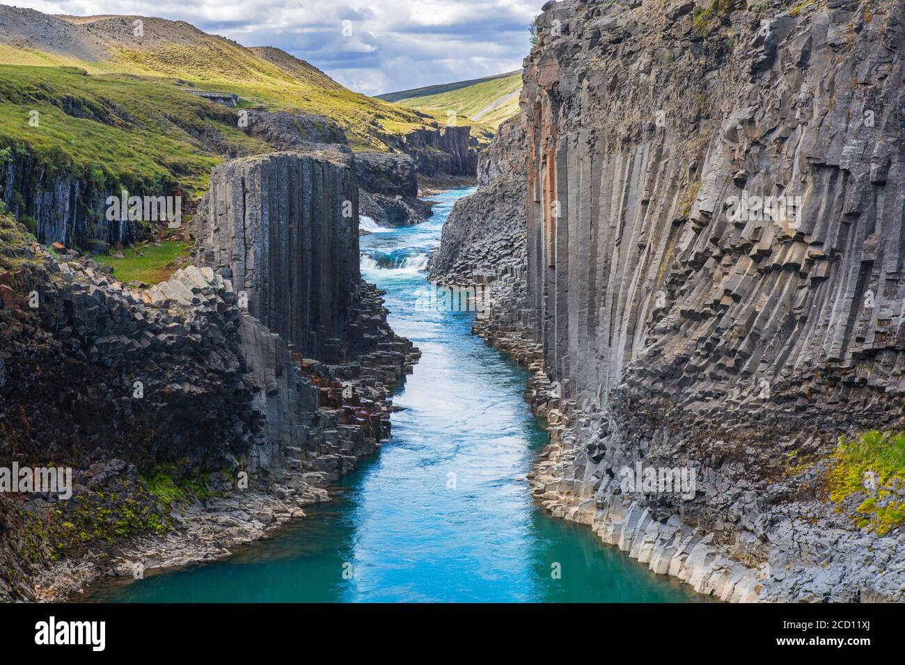 Jökla Gletscherfluss und Basaltsäulen, vulkanische Gesteinsformationen an der Studlagil / Stuðlagil Canyon, Jökuldalur / Glacier Valley, Austurland, Island Stockfoto