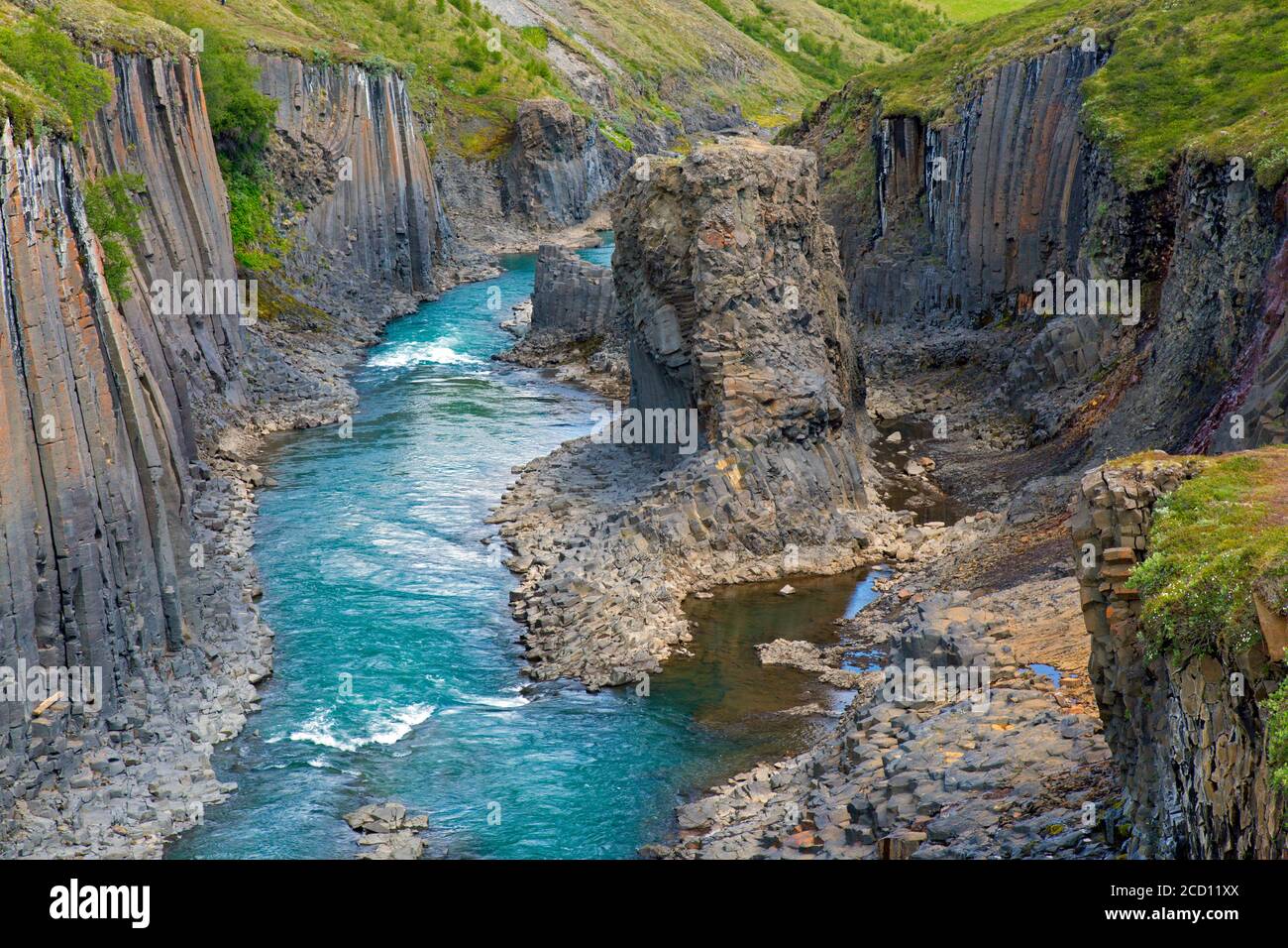 Jökla Gletscherfluss und Basaltsäulen, vulkanische Gesteinsformationen an der Studlagil / Stuðlagil Canyon, Jökuldalur / Glacier Valley, Austurland, Island Stockfoto