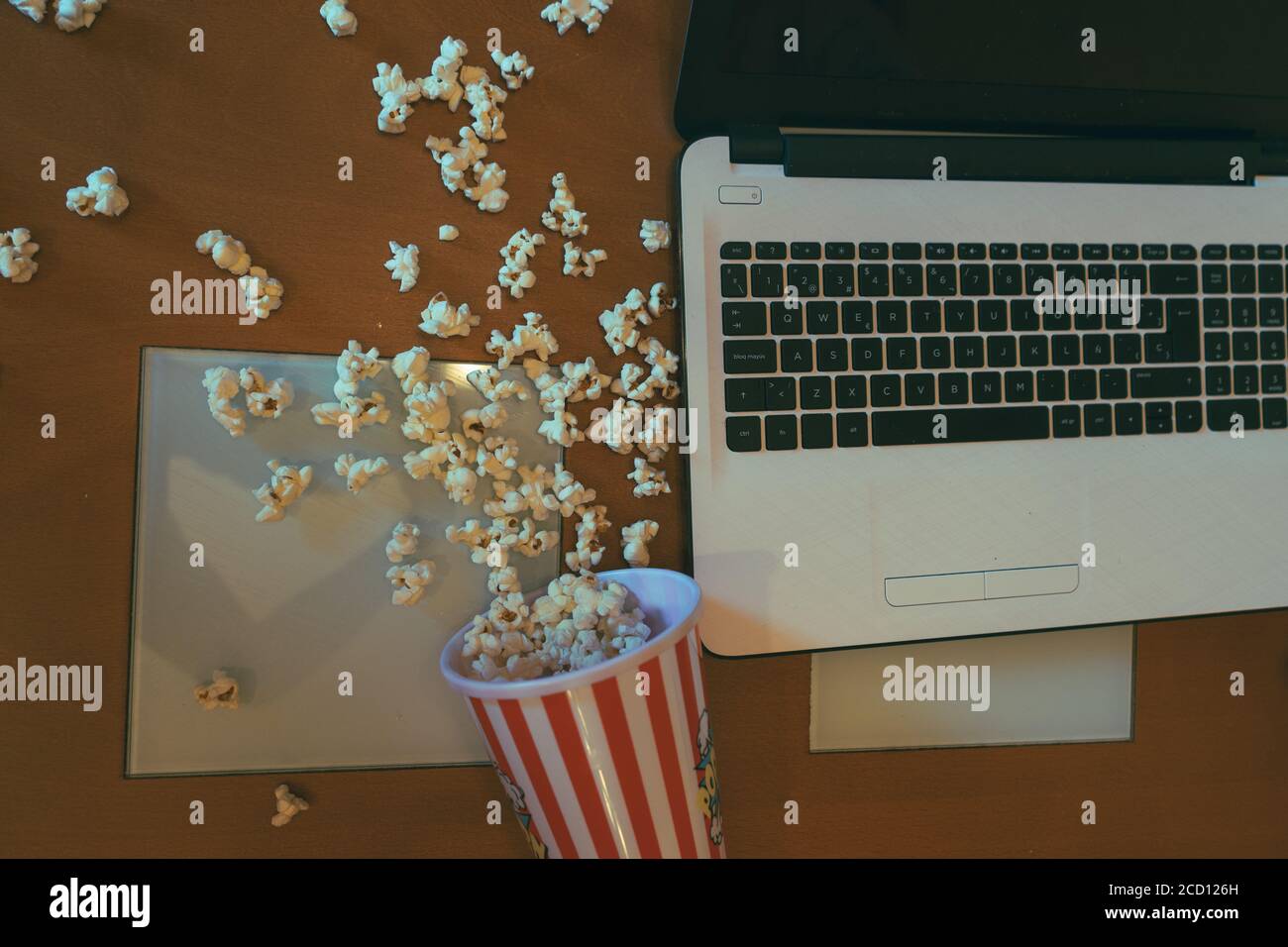 Filmzeit! Popcorn auf dem Tisch neben dem Laptop Stockfoto