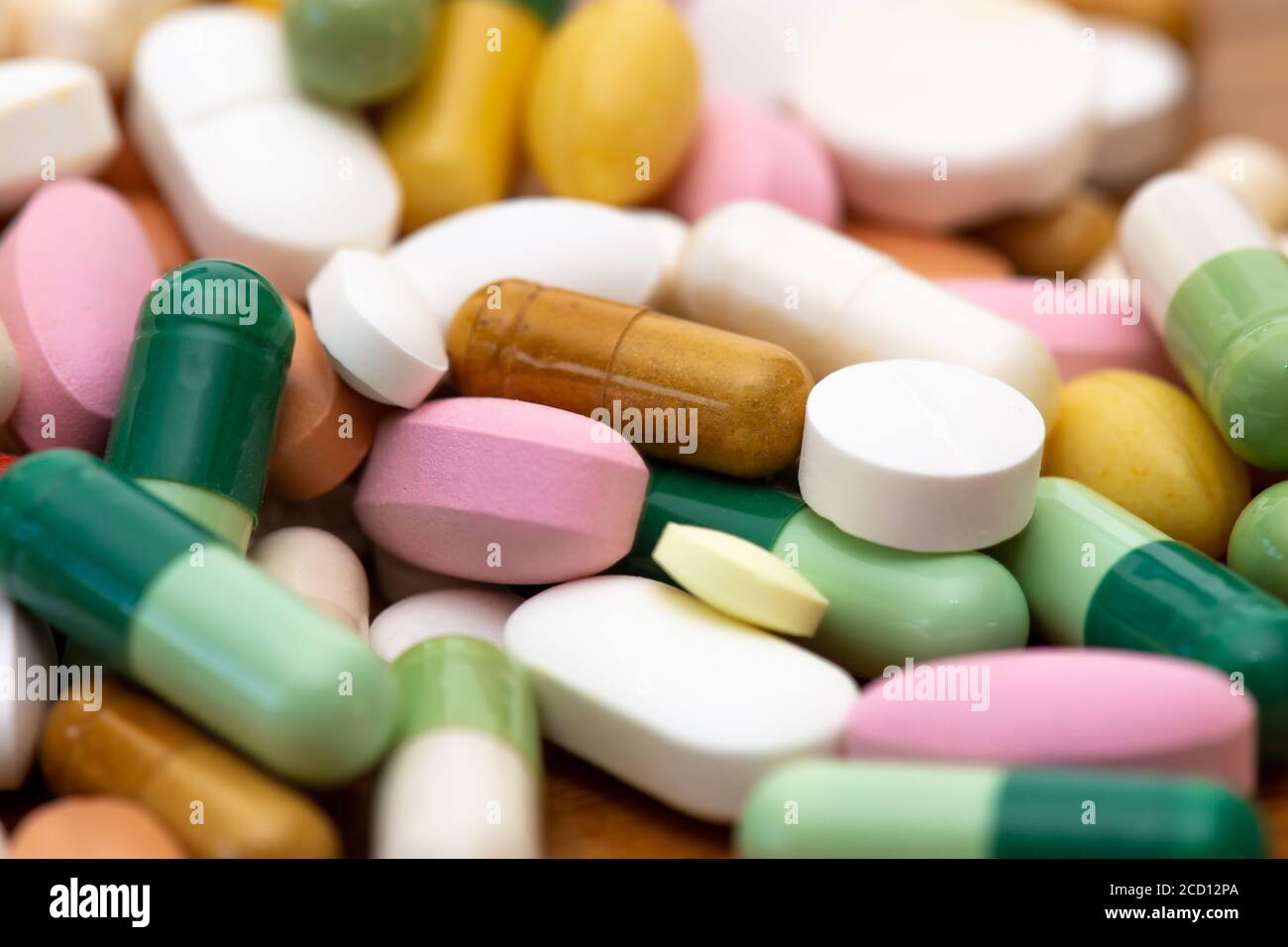 Medikamente (Tabletten, Kapseln, Pillen) von verschiedenen Arten, Größen und Farben, in großen Mengen angehäuft. Nahaufnahme. Konzepte von Krankheit, Krankheit, Behandlung und mir Stockfoto