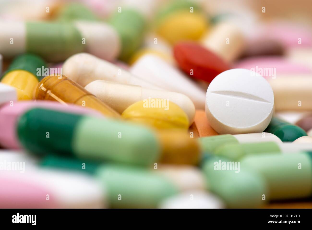 Medikamente (Tabletten, Kapseln, Pillen) von verschiedenen Arten, Größen und Farben, in großen Mengen angehäuft. Nahaufnahme. Konzepte von Krankheit, Krankheit, Behandlung und mir Stockfoto