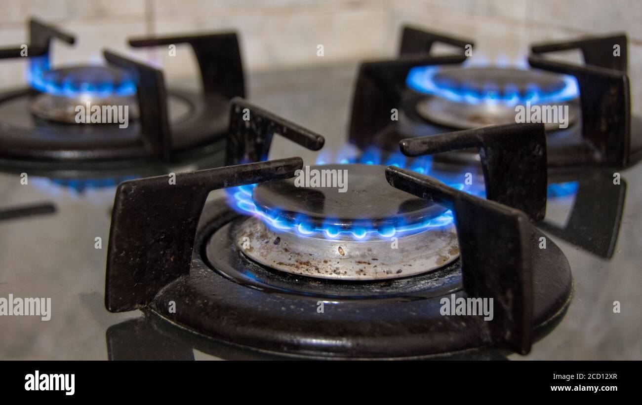 Gas brennt mit blauen Flammen auf einem Gasherd aus Stockfoto