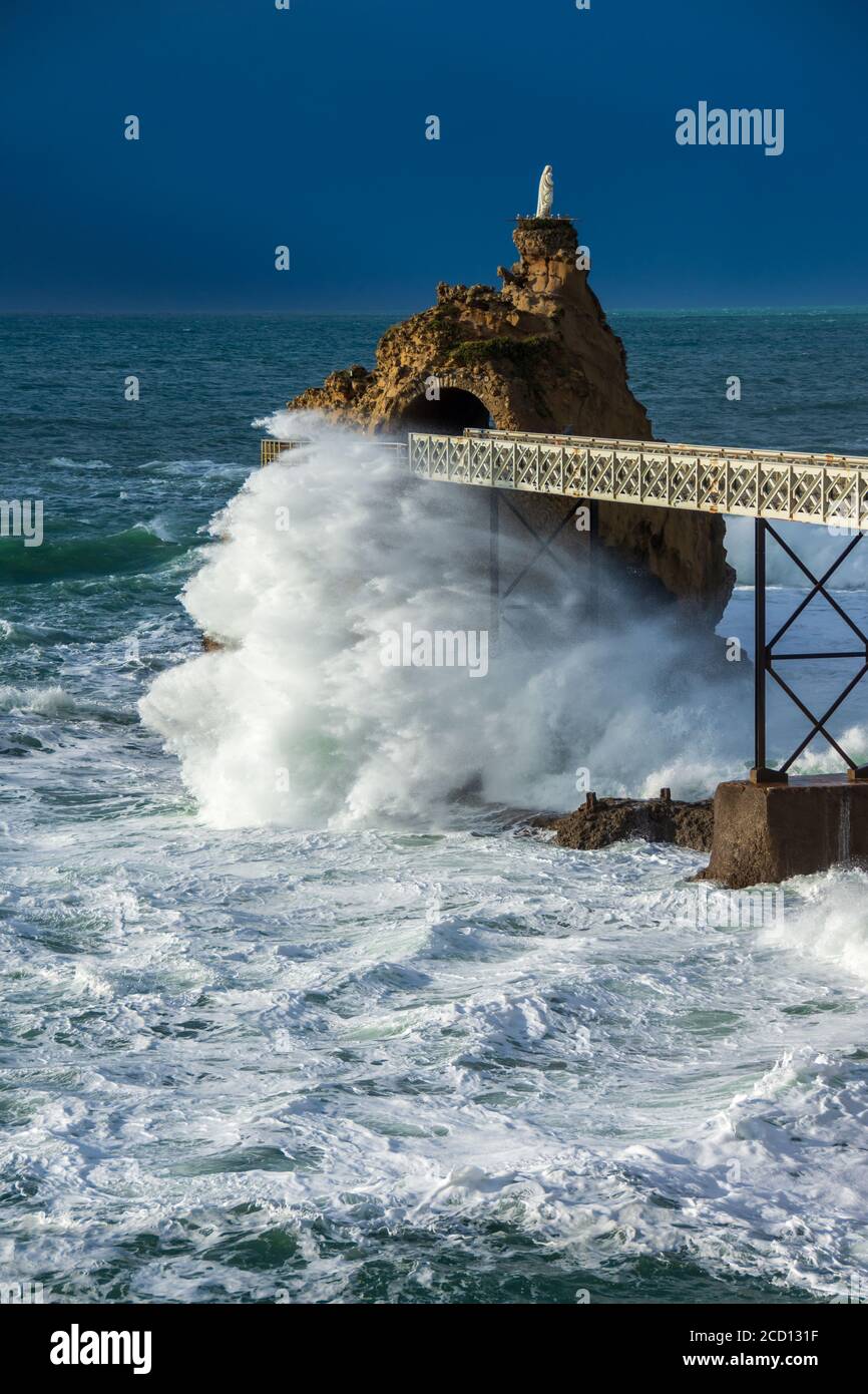 Biarritz' Rocher de la Vierge (Felsen der Jungfrau) vor dem Sturm. Biarritz, Frankreich Stockfoto