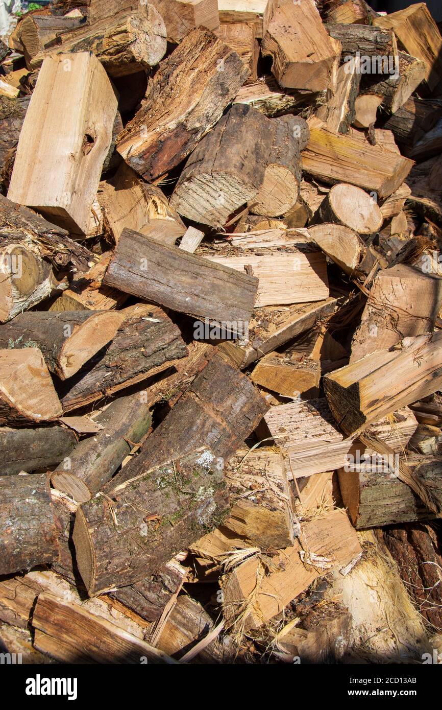 Haufen gehacktes Brennholz, Nahaufnahme Stockfoto
