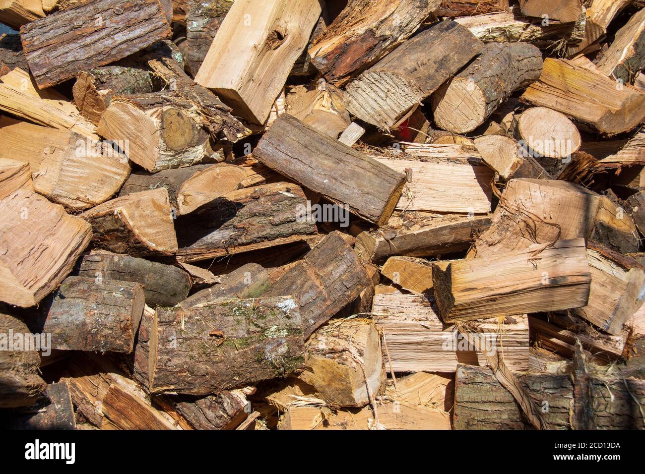 Haufen gehacktes Brennholz, Nahaufnahme Stockfoto