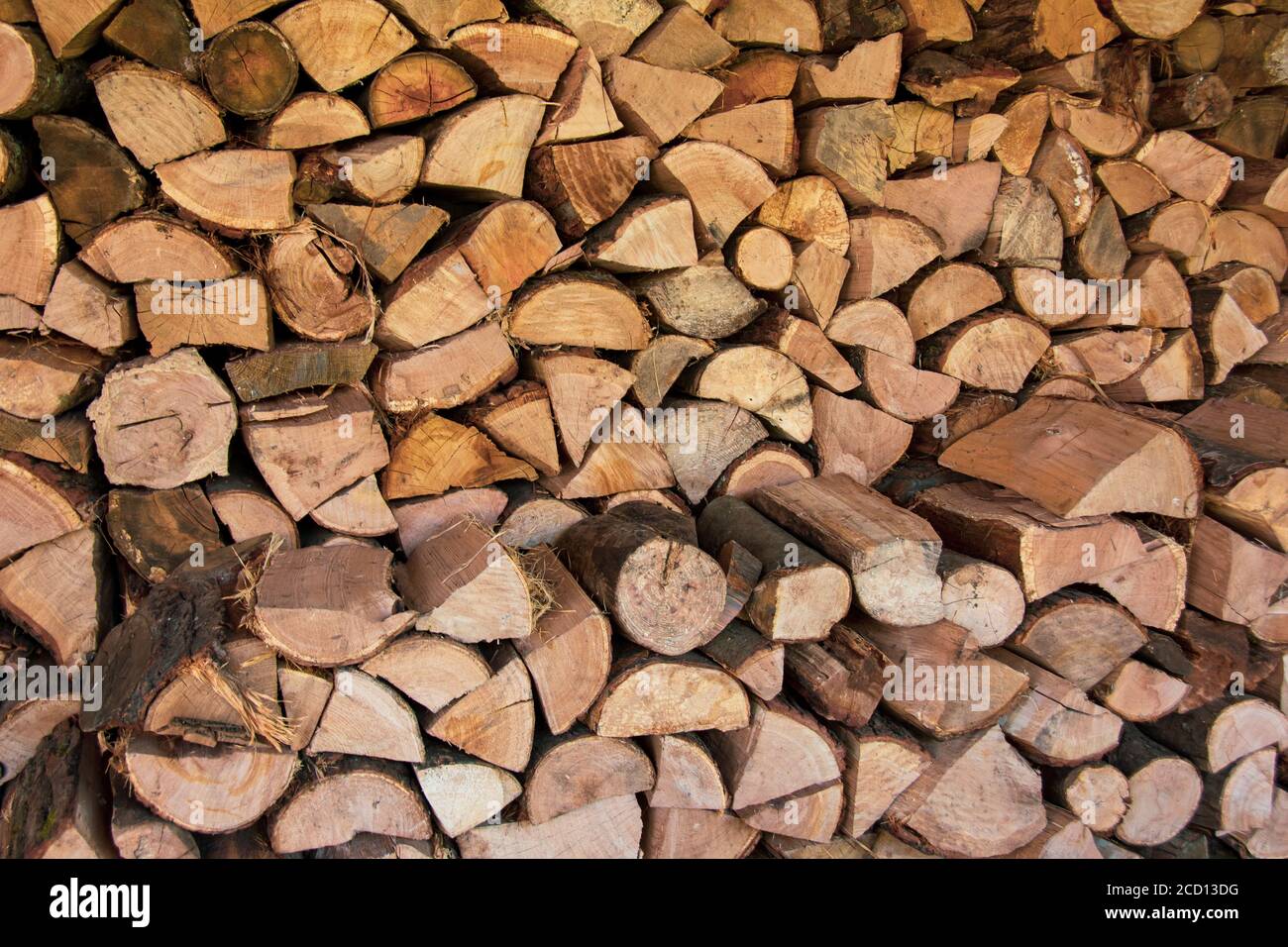 Stapel von gestapeltem Brennholz für die Winterheizung, Textur für den Hintergrund gespeichert Stockfoto