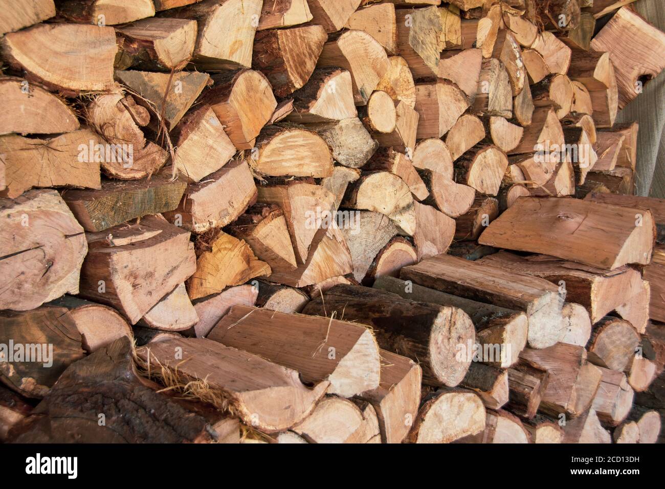 Stapel von gestapeltem Brennholz für die Winterheizung, Textur für den Hintergrund gespeichert Stockfoto