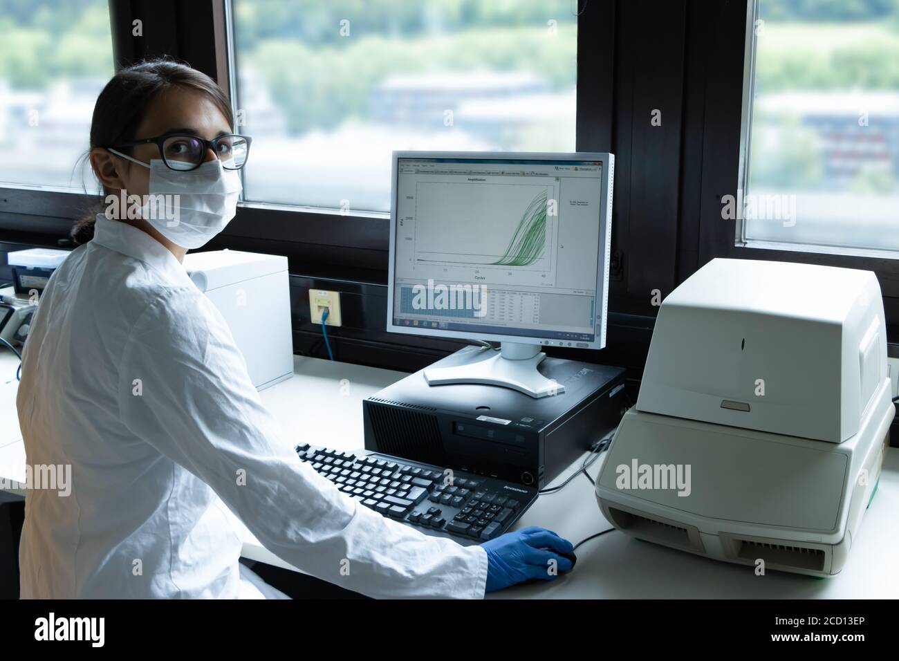 Weibliche Wissenschaftlerin, die einen Corona-Virus-Test durchführt Stockfoto