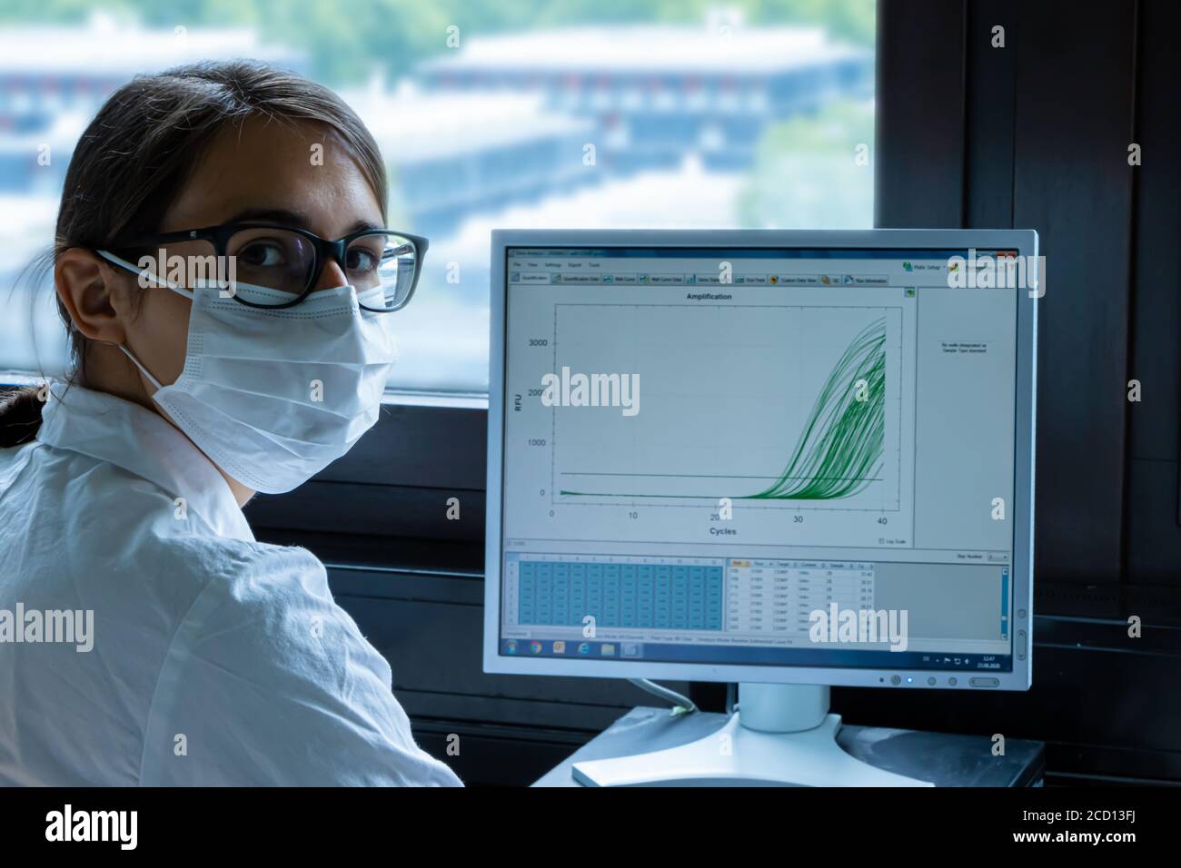 Weibliche Wissenschaftlerin, die einen Corona-Virus-Test durchführt Stockfoto