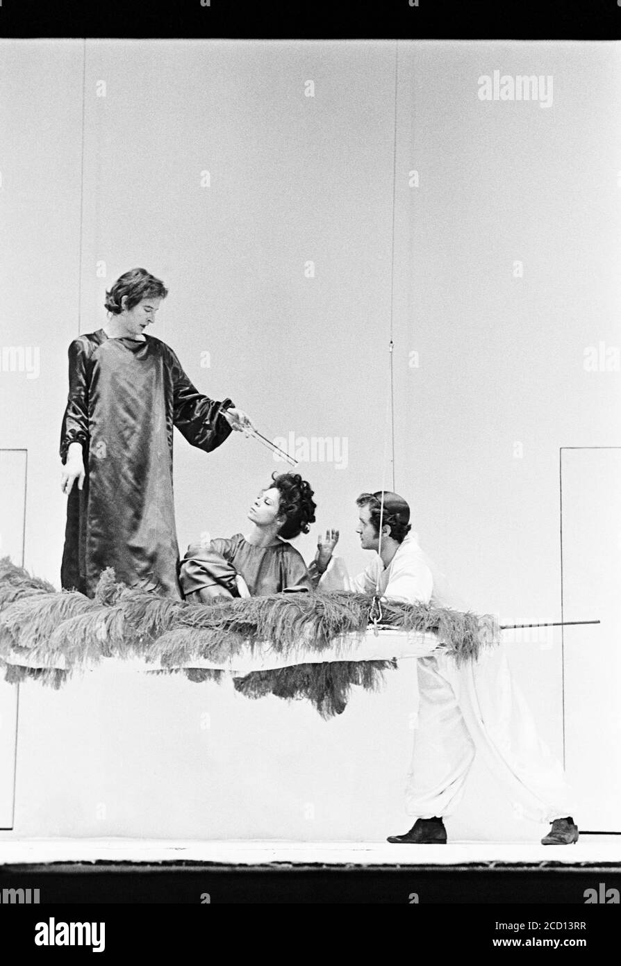 l-r: Alan Howard (Oberon), Sara Kestelman (Titania), John Kane (Puck) in EINEM MITTSOMMERNACHTSTRAUM von Shakespeare in der Royal Shakespeare Company (RSC), Royal Shakespeare Theatre, Stratford-upon-Avon 27/08/1970 Design: Sally Jacobs Regie: Peter Brook Royal Shakespeare Company (RSC), Royal Shakespeare Theatre, Stratford-upon-Avon 27/08/1970 (c) Donald Cooper/BW-Ref 239-25. photos@photostage.co.uk Stockfoto