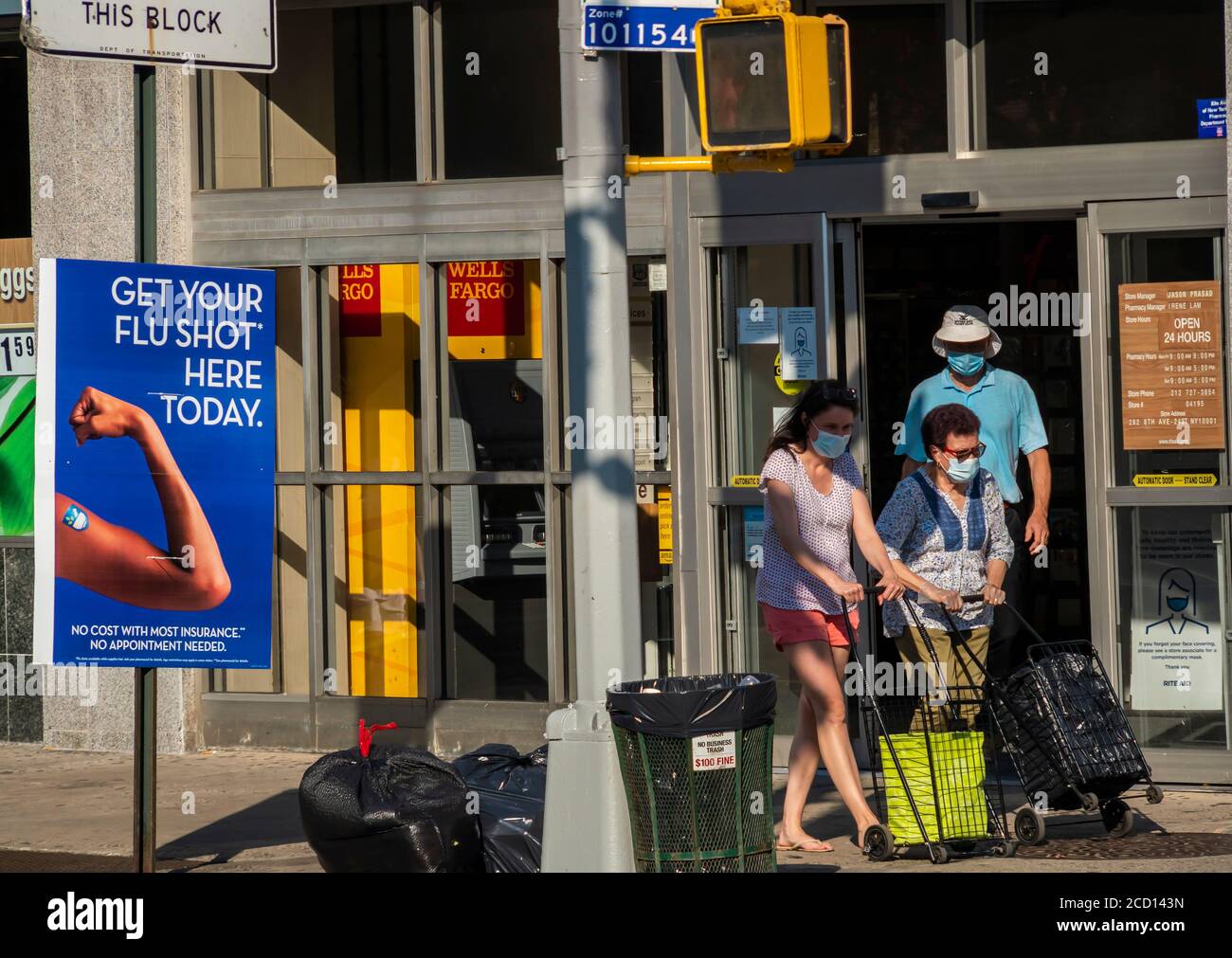 Ein Schild vor einer Rite-Hilfe-Drogerie in New York am Sonntag, den 23. August 2020, wirbt für die Verfügbarkeit des Grippeimpfstoffs. (© Richard B. Levine) Stockfoto