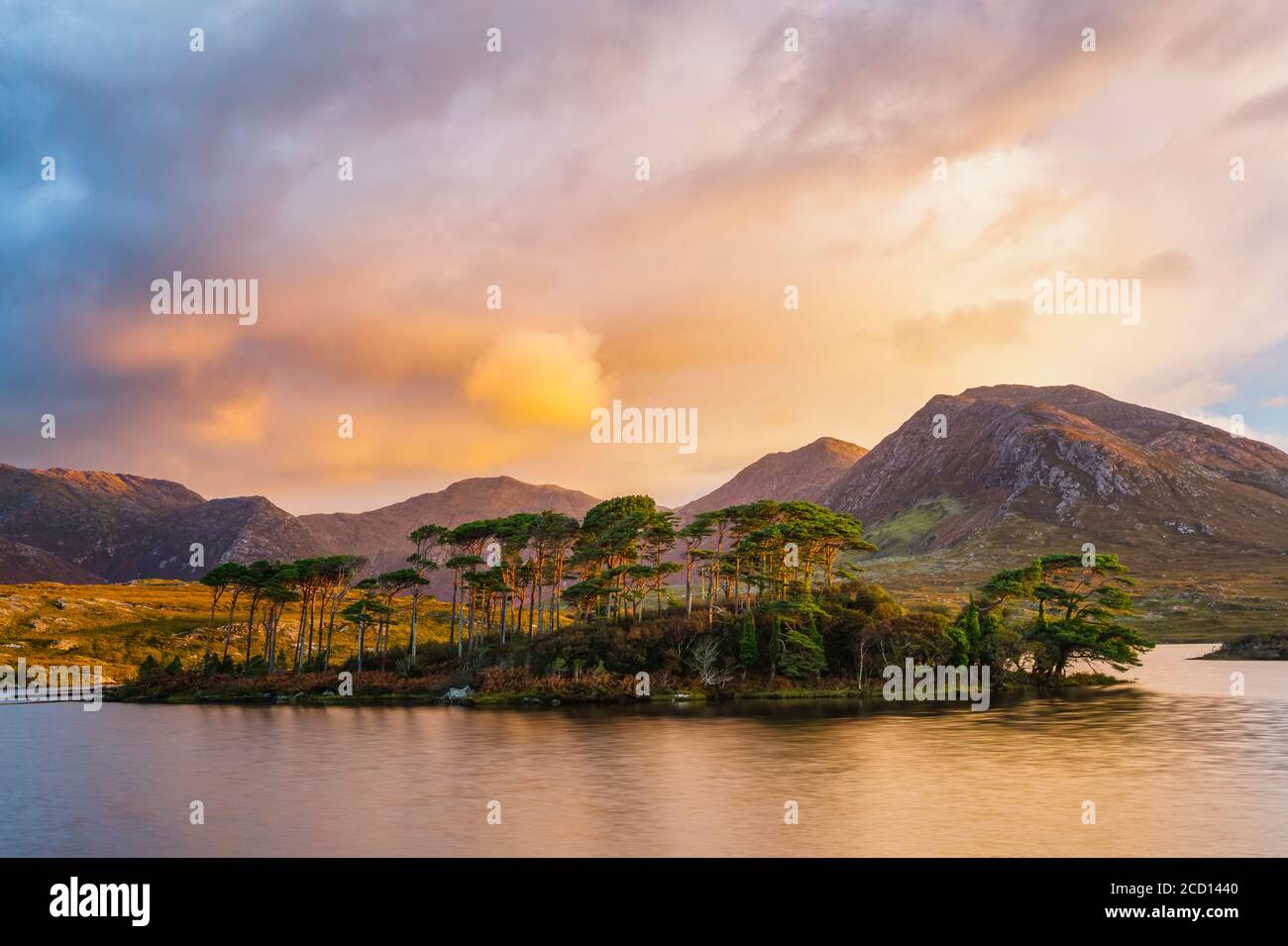 Ein dramatischer Sonnenaufgang über dem Derrylkare Lough; Connemara, County Galway, Irland Stockfoto