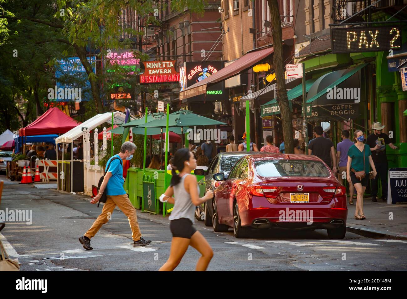 Am Sonntag, den 23. August 2020, können Sie im Freien auf der MacDougal Street im Stadtteil Greenwich Village in New York speisen. Während das Essen im Freien jetzt erlaubt ist, wurde das Essen im Innenbereich als Teil der Phase 3 Wiedereröffnung in New York City aufgrund von Bedenken wegen der Nichteinhaltung von Coronaviren verschoben. (© Richard B. Levine) Stockfoto