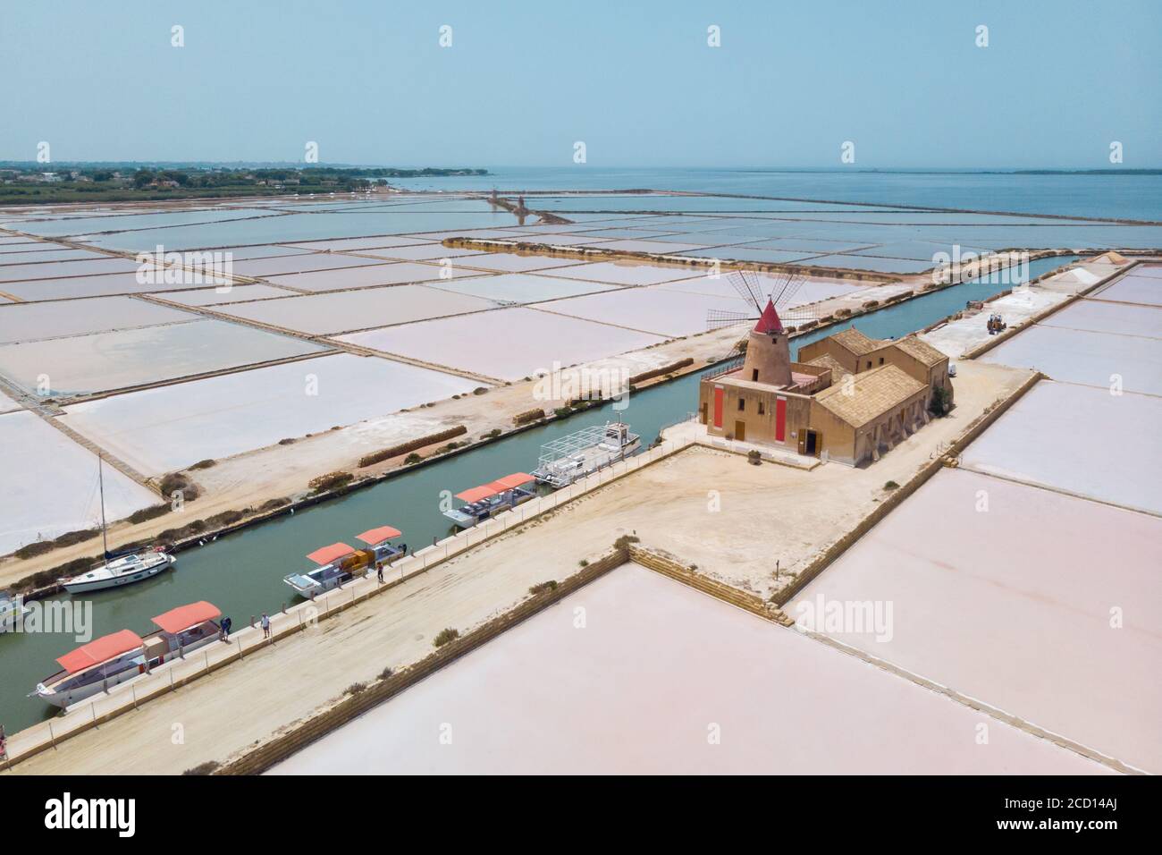 Windmühle von Infarsa Salina in der Nähe von Marsala, Trapani, Italien Stockfoto