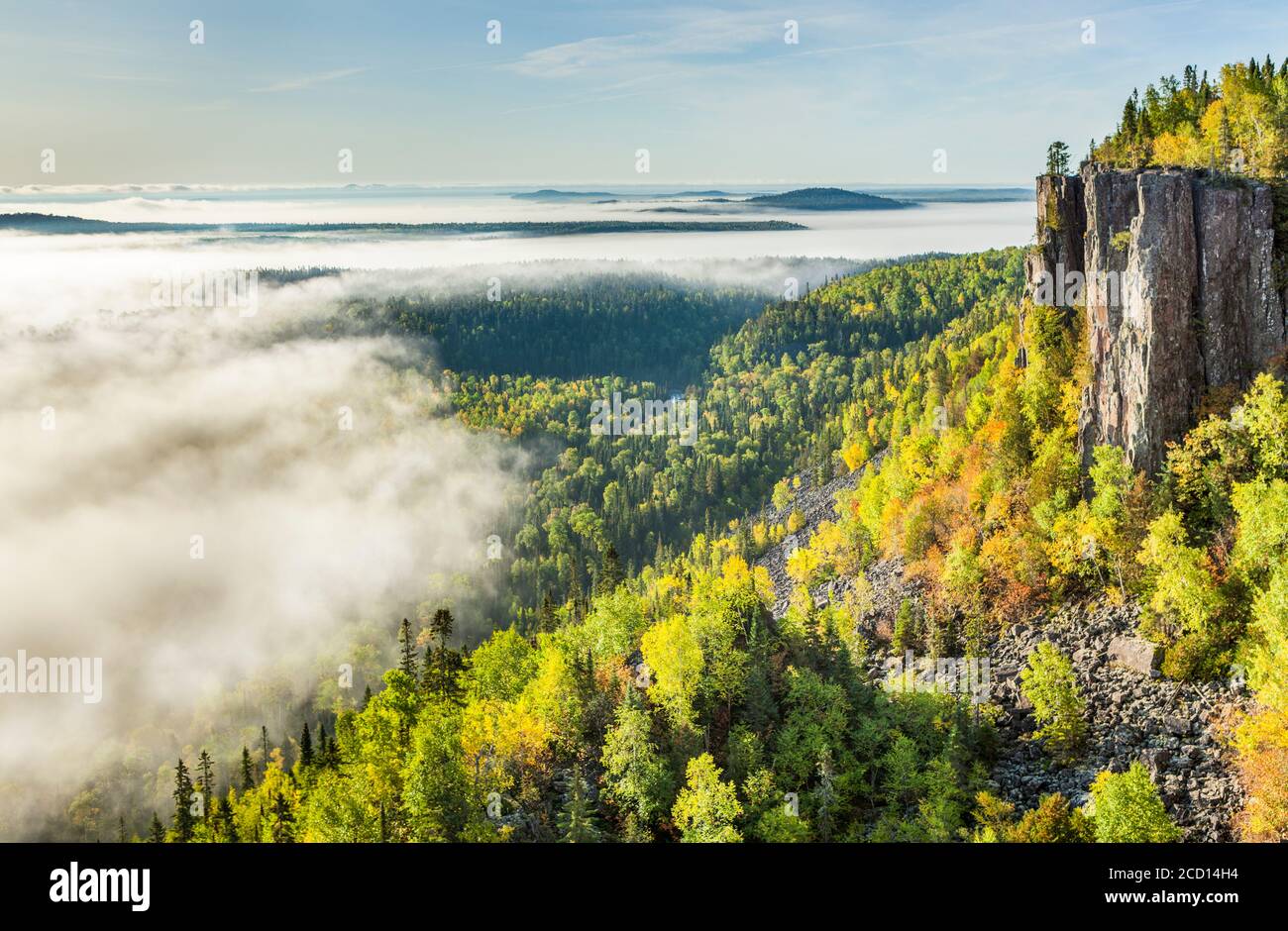 Sonnenaufgang über einem nebligen, nebligen Tal im Canadian Shield; Dorian, Ontario, Kanada Stockfoto